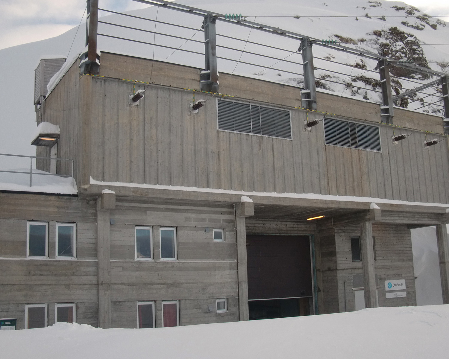 Reception building at Jukla power plant in winter.