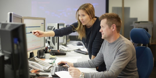 Woman pointing at screen. (Photo: Photo: Alexander Hagstadius) 